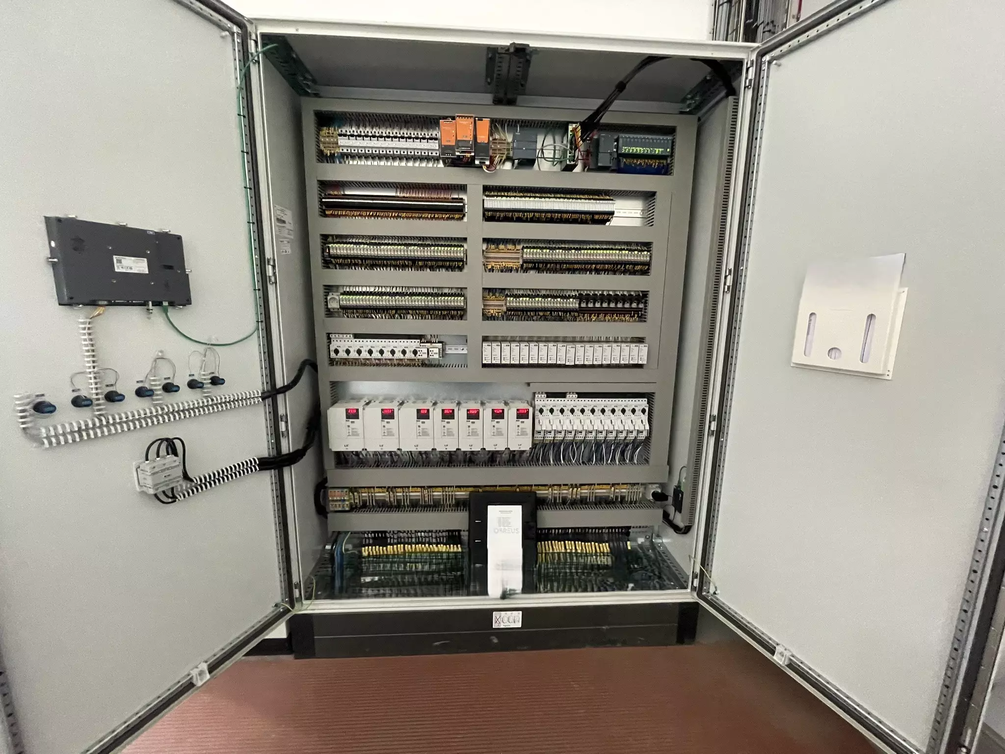 Wnętrze szafy sterującej OBREUS