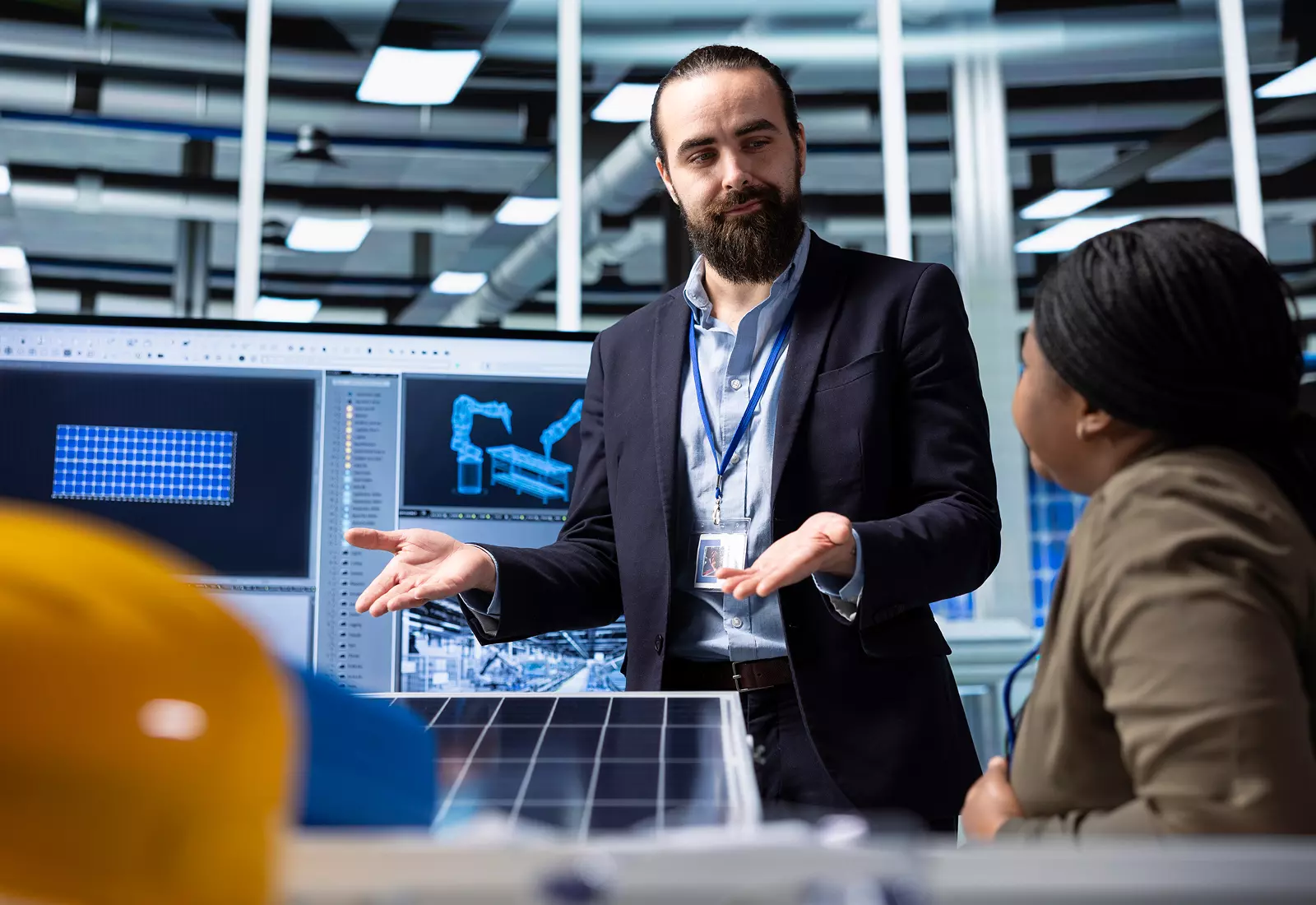 Mężczyzna w ciemnej marynarce z laptopem