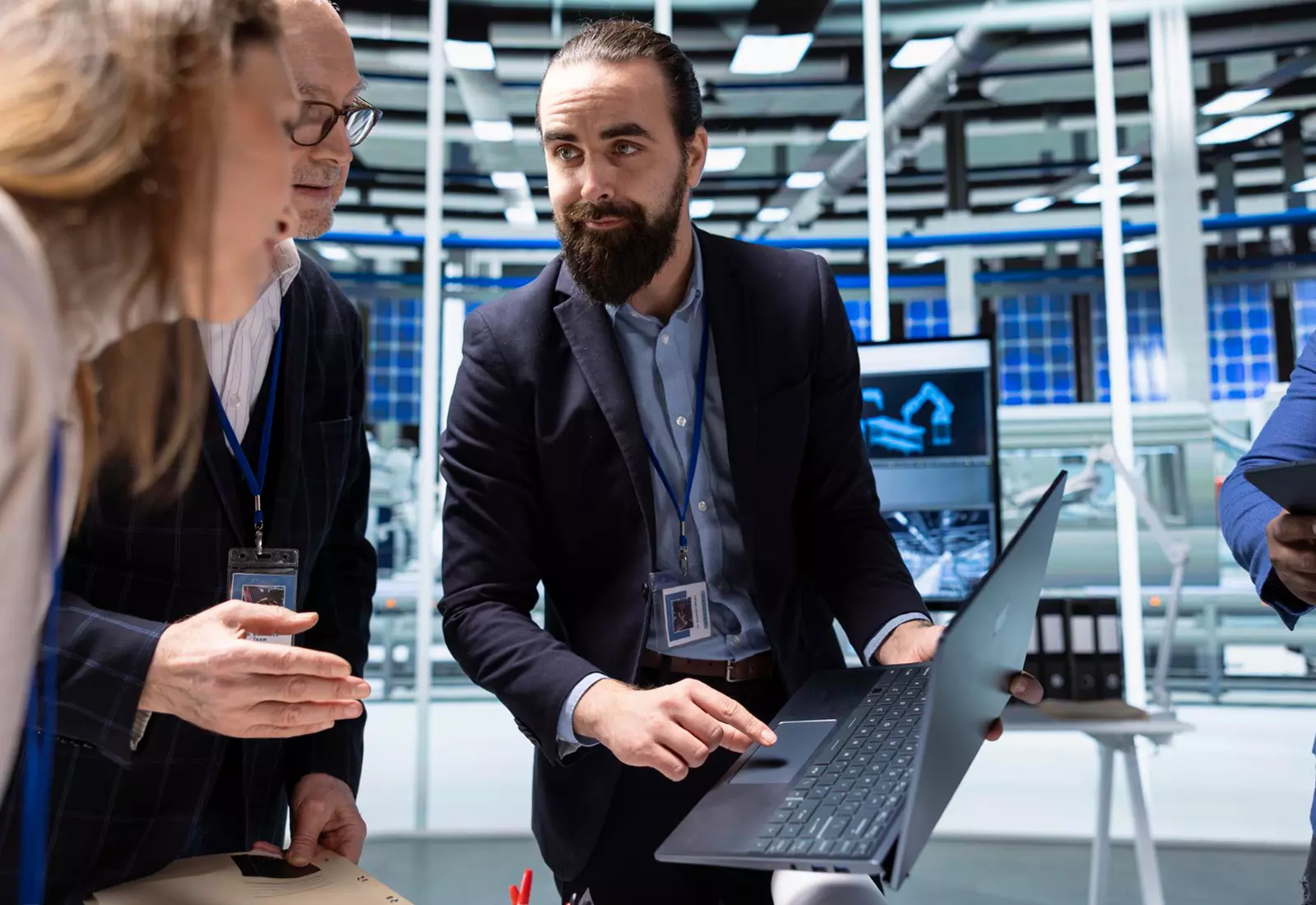 Doradca stojący z laptopem