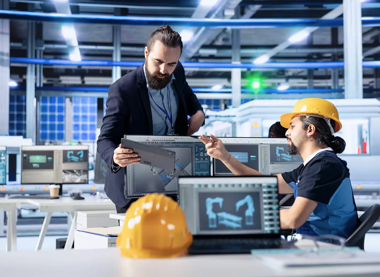 Dwóch mężczyzn analizujących projekt