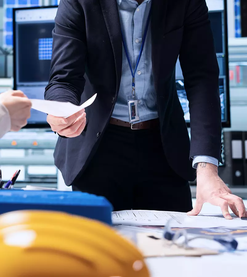 Konsultant stojący nad dokumentami