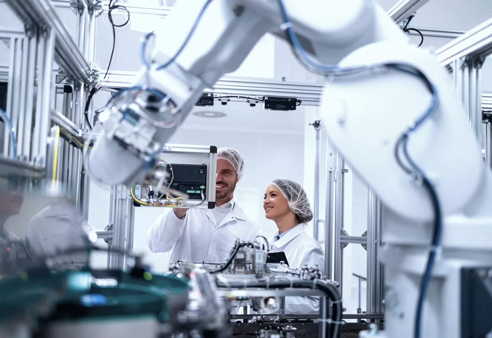 Mężczyzna i kobieta monitorujący prace robotów