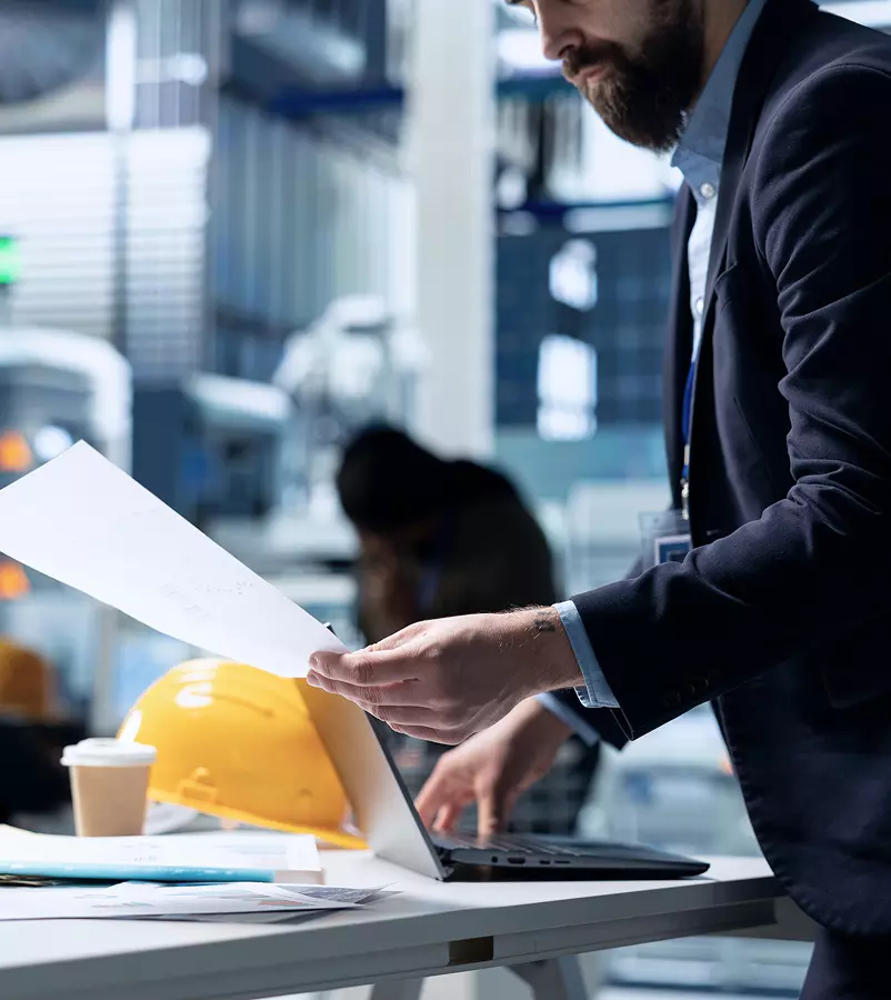 Mężczyzna w garniturze trzymający dokument